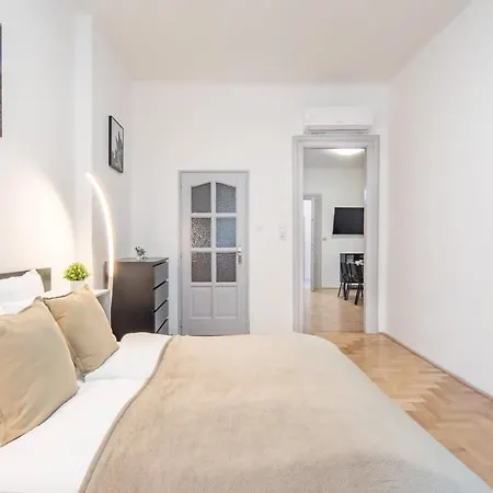 Large And Comfy بودابست